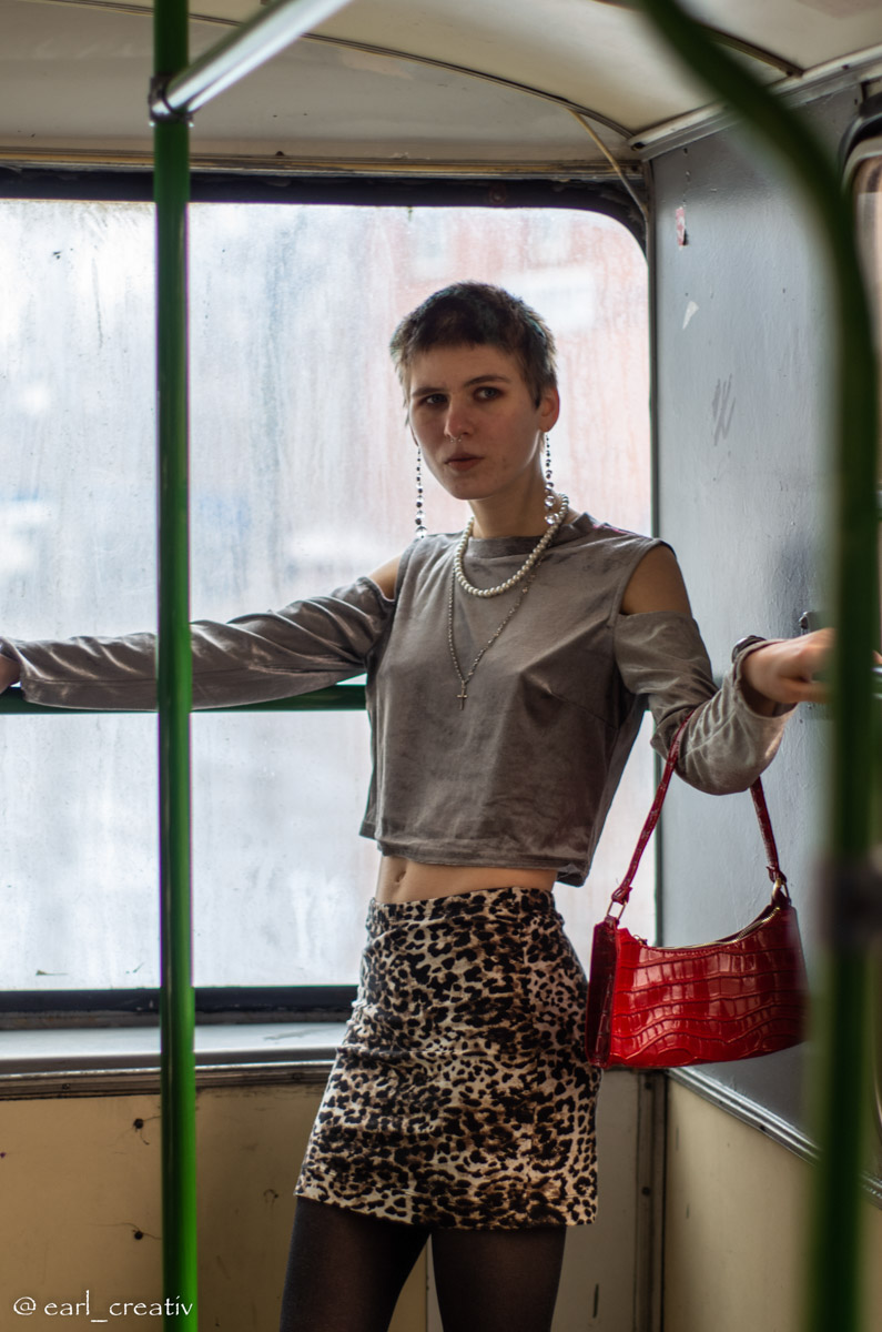 Девяностые стали новым трендом. Вайб эпохи перемен продолжает вдохновлять творческую среду, а улицы Владимира, словно застрявшие в минувшем десятилетии, превратились в идеальные декорации для ностальгических съемок. В качестве примеров «Ключ-Медиа» собрал атмосферные фотопроекты в духе лихого периода.