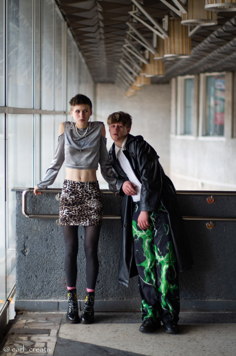 Девяностые стали новым трендом. Вайб эпохи перемен продолжает вдохновлять творческую среду, а улицы Владимира, словно застрявшие в минувшем десятилетии, превратились в идеальные декорации для ностальгических съемок. В качестве примеров «Ключ-Медиа» собрал атмосферные фотопроекты в духе лихого периода.