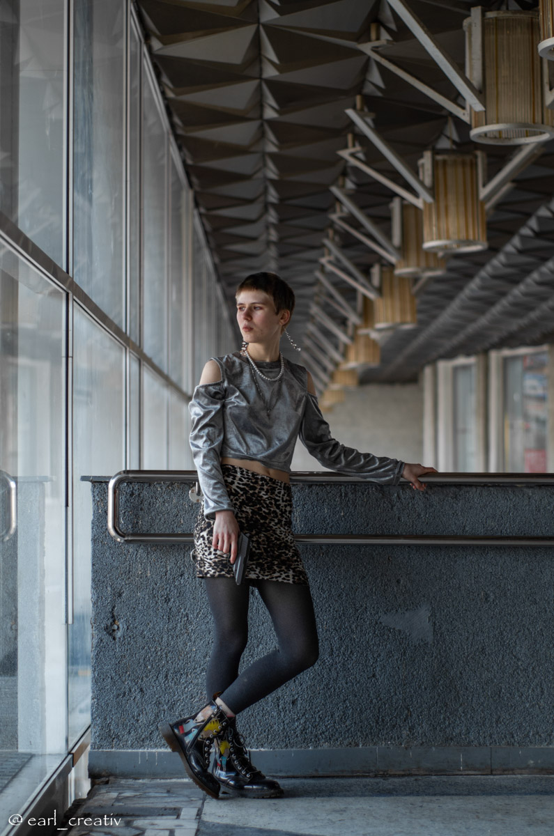 Девяностые стали новым трендом. Вайб эпохи перемен продолжает вдохновлять творческую среду, а улицы Владимира, словно застрявшие в минувшем десятилетии, превратились в идеальные декорации для ностальгических съемок. В качестве примеров «Ключ-Медиа» собрал атмосферные фотопроекты в духе лихого периода.