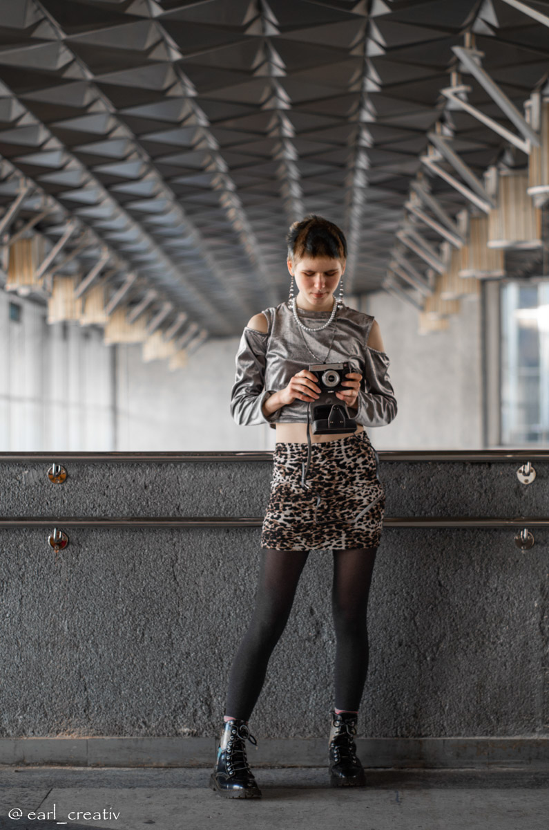 Девяностые стали новым трендом. Вайб эпохи перемен продолжает вдохновлять творческую среду, а улицы Владимира, словно застрявшие в минувшем десятилетии, превратились в идеальные декорации для ностальгических съемок. В качестве примеров «Ключ-Медиа» собрал атмосферные фотопроекты в духе лихого периода.