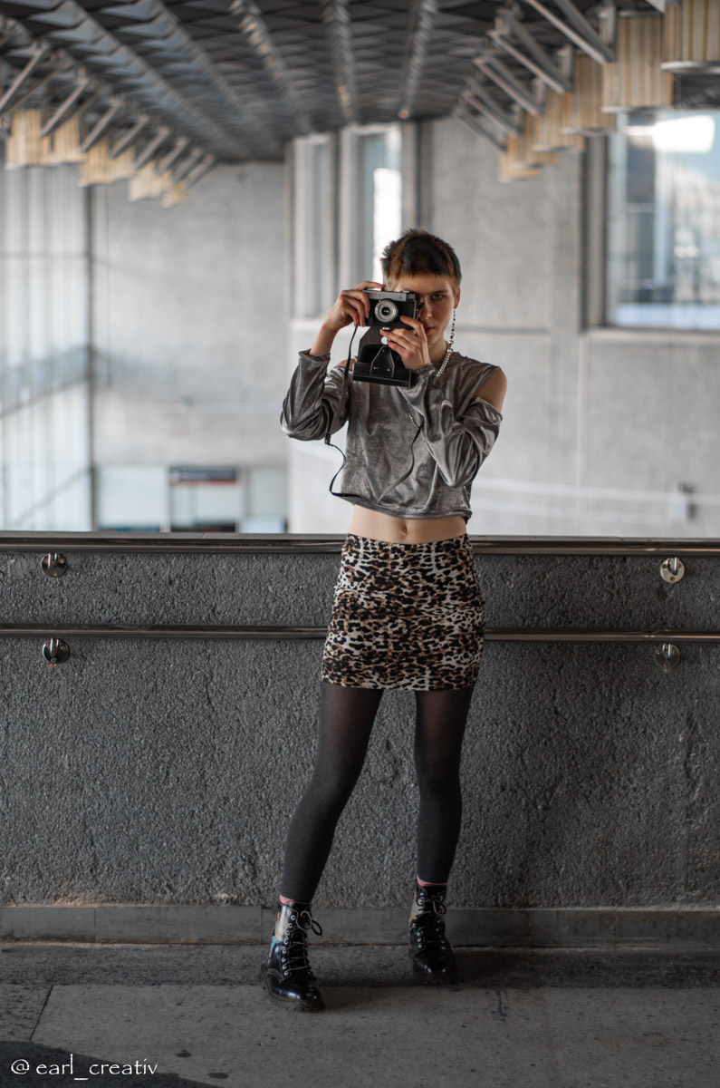 Девяностые стали новым трендом. Вайб эпохи перемен продолжает вдохновлять творческую среду, а улицы Владимира, словно застрявшие в минувшем десятилетии, превратились в идеальные декорации для ностальгических съемок. В качестве примеров «Ключ-Медиа» собрал атмосферные фотопроекты в духе лихого периода.