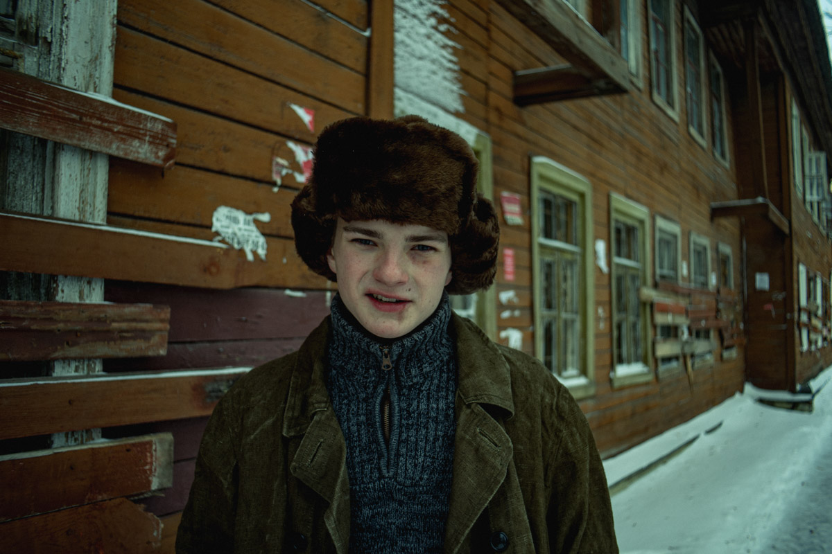 Девяностые стали новым трендом. Вайб эпохи перемен продолжает вдохновлять творческую среду, а улицы Владимира, словно застрявшие в минувшем десятилетии, превратились в идеальные декорации для ностальгических съемок. В качестве примеров «Ключ-Медиа» собрал атмосферные фотопроекты в духе лихого периода.