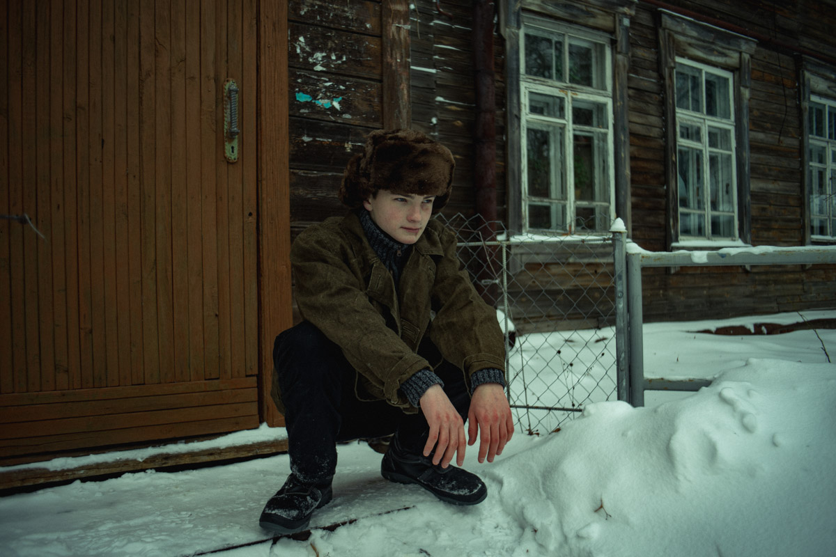 Девяностые стали новым трендом. Вайб эпохи перемен продолжает вдохновлять творческую среду, а улицы Владимира, словно застрявшие в минувшем десятилетии, превратились в идеальные декорации для ностальгических съемок. В качестве примеров «Ключ-Медиа» собрал атмосферные фотопроекты в духе лихого периода.