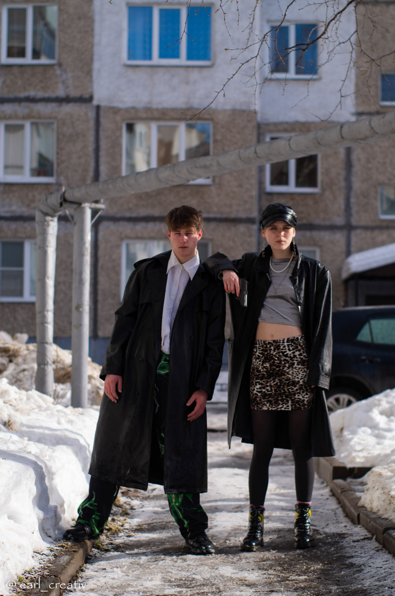 Девяностые стали новым трендом. Вайб эпохи перемен продолжает вдохновлять творческую среду, а улицы Владимира, словно застрявшие в минувшем десятилетии, превратились в идеальные декорации для ностальгических съемок. В качестве примеров «Ключ-Медиа» собрал атмосферные фотопроекты в духе лихого периода.