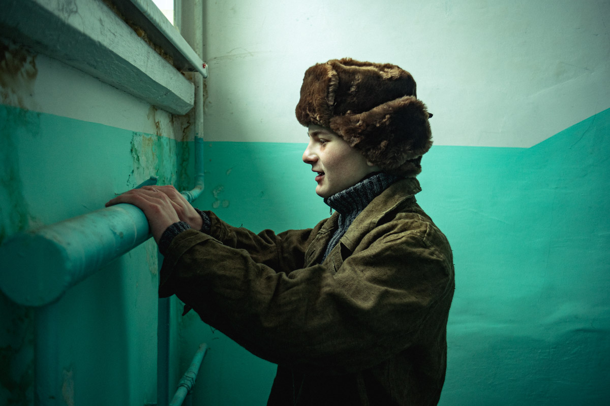 Девяностые стали новым трендом. Вайб эпохи перемен продолжает вдохновлять творческую среду, а улицы Владимира, словно застрявшие в минувшем десятилетии, превратились в идеальные декорации для ностальгических съемок. В качестве примеров «Ключ-Медиа» собрал атмосферные фотопроекты в духе лихого периода.