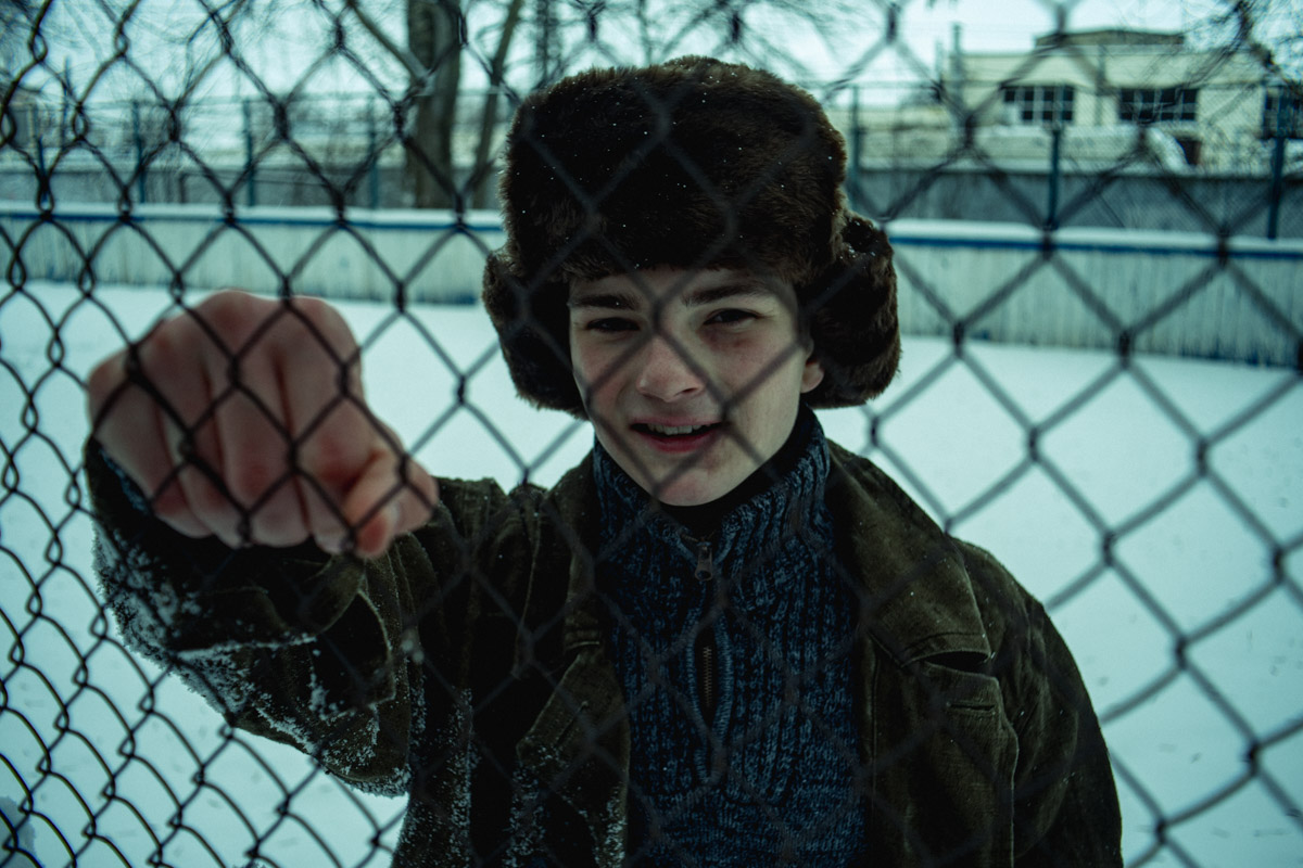 Девяностые стали новым трендом. Вайб эпохи перемен продолжает вдохновлять творческую среду, а улицы Владимира, словно застрявшие в минувшем десятилетии, превратились в идеальные декорации для ностальгических съемок. В качестве примеров «Ключ-Медиа» собрал атмосферные фотопроекты в духе лихого периода.