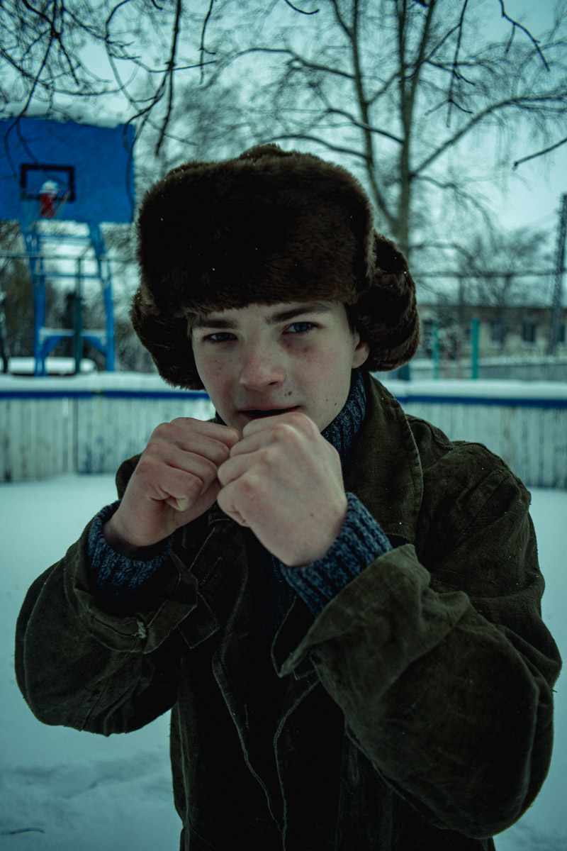 Девяностые стали новым трендом. Вайб эпохи перемен продолжает вдохновлять творческую среду, а улицы Владимира, словно застрявшие в минувшем десятилетии, превратились в идеальные декорации для ностальгических съемок. В качестве примеров «Ключ-Медиа» собрал атмосферные фотопроекты в духе лихого периода.