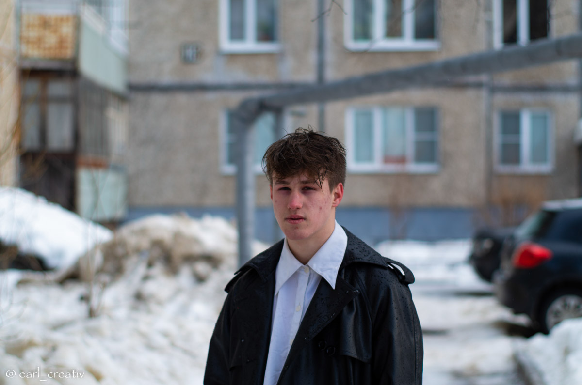 Девяностые стали новым трендом. Вайб эпохи перемен продолжает вдохновлять творческую среду, а улицы Владимира, словно застрявшие в минувшем десятилетии, превратились в идеальные декорации для ностальгических съемок. В качестве примеров «Ключ-Медиа» собрал атмосферные фотопроекты в духе лихого периода.