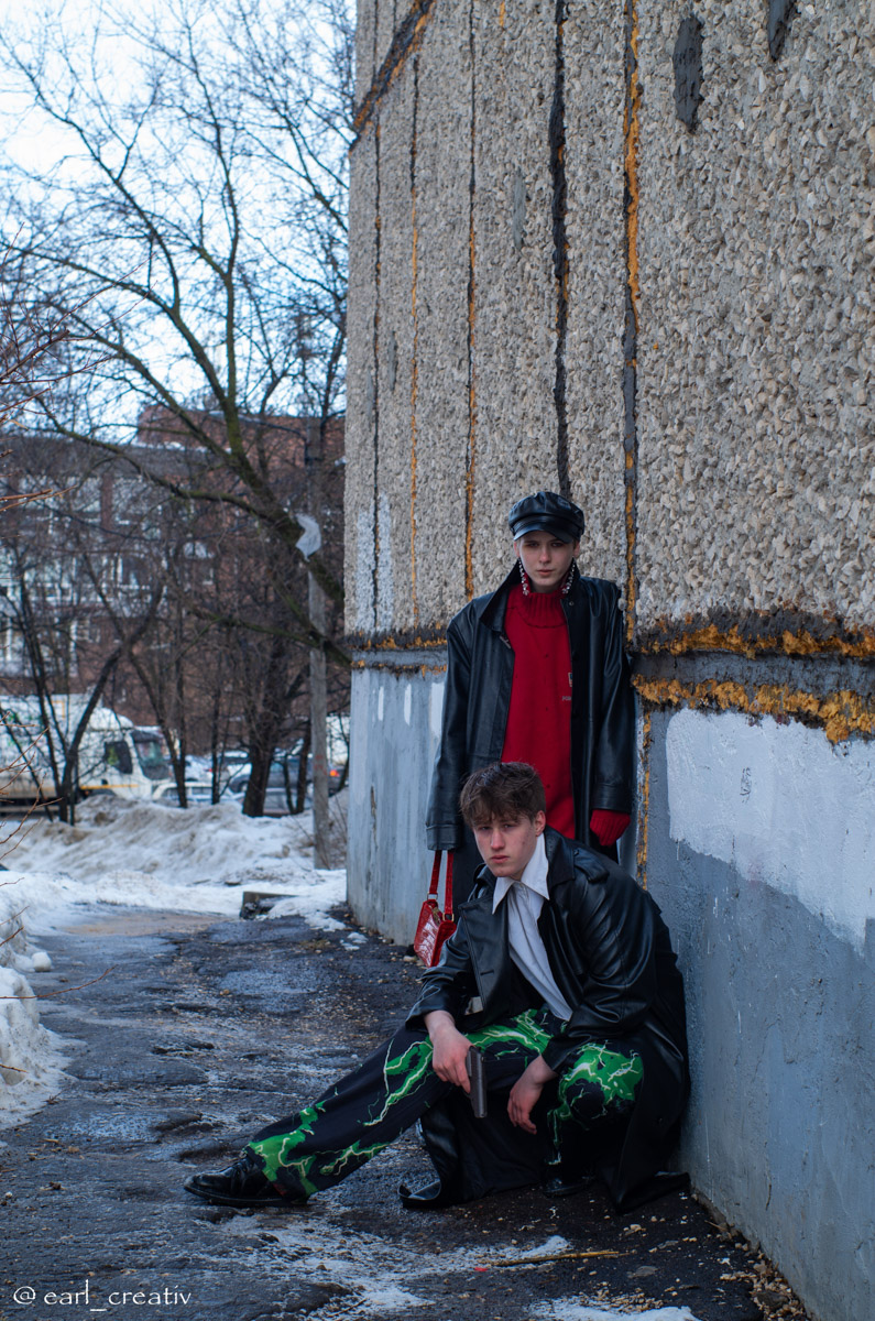 Девяностые стали новым трендом. Вайб эпохи перемен продолжает вдохновлять творческую среду, а улицы Владимира, словно застрявшие в минувшем десятилетии, превратились в идеальные декорации для ностальгических съемок. В качестве примеров «Ключ-Медиа» собрал атмосферные фотопроекты в духе лихого периода.