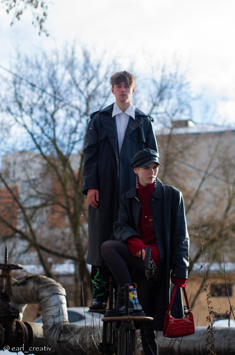 Девяностые стали новым трендом. Вайб эпохи перемен продолжает вдохновлять творческую среду, а улицы Владимира, словно застрявшие в минувшем десятилетии, превратились в идеальные декорации для ностальгических съемок. В качестве примеров «Ключ-Медиа» собрал атмосферные фотопроекты в духе лихого периода.