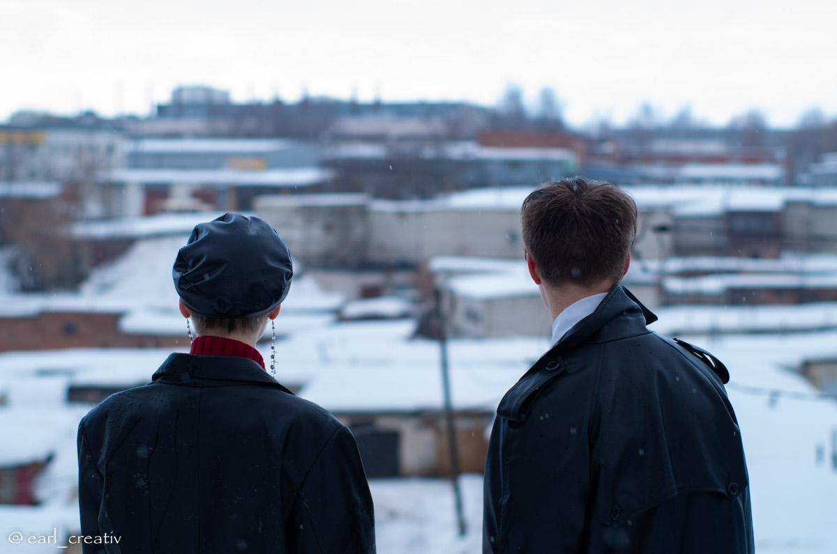 Девяностые стали новым трендом. Вайб эпохи перемен продолжает вдохновлять творческую среду, а улицы Владимира, словно застрявшие в минувшем десятилетии, превратились в идеальные декорации для ностальгических съемок. В качестве примеров «Ключ-Медиа» собрал атмосферные фотопроекты в духе лихого периода.