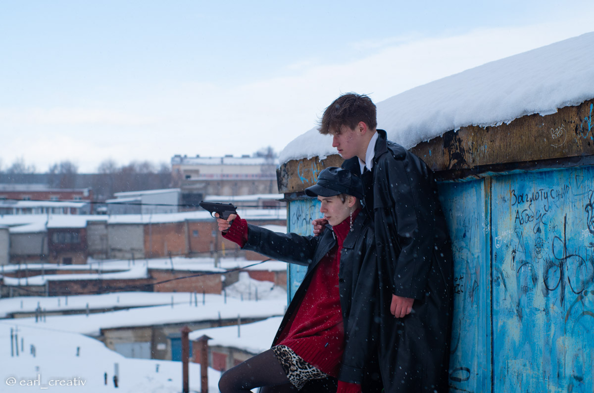 Девяностые стали новым трендом. Вайб эпохи перемен продолжает вдохновлять творческую среду, а улицы Владимира, словно застрявшие в минувшем десятилетии, превратились в идеальные декорации для ностальгических съемок. В качестве примеров «Ключ-Медиа» собрал атмосферные фотопроекты в духе лихого периода.