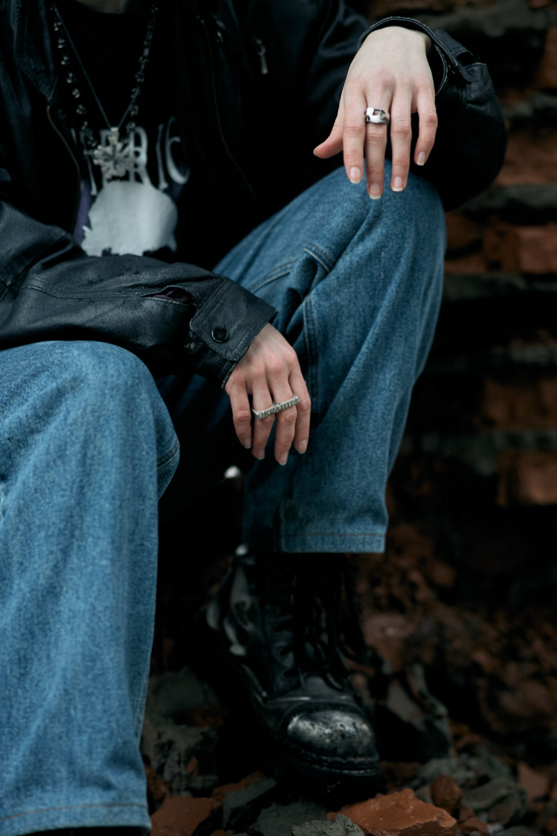 Девяностые стали новым трендом. Вайб эпохи перемен продолжает вдохновлять творческую среду, а улицы Владимира, словно застрявшие в минувшем десятилетии, превратились в идеальные декорации для ностальгических съемок. В качестве примеров «Ключ-Медиа» собрал атмосферные фотопроекты в духе лихого периода.