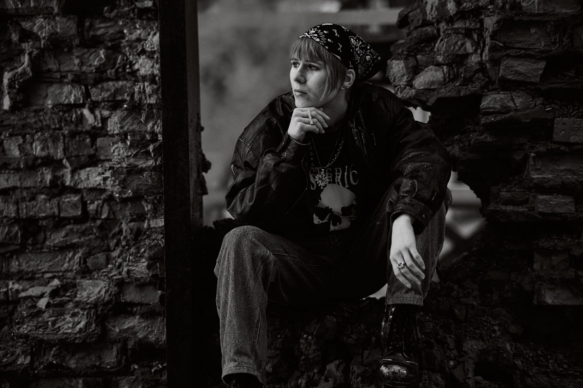 Девяностые стали новым трендом. Вайб эпохи перемен продолжает вдохновлять творческую среду, а улицы Владимира, словно застрявшие в минувшем десятилетии, превратились в идеальные декорации для ностальгических съемок. В качестве примеров «Ключ-Медиа» собрал атмосферные фотопроекты в духе лихого периода.