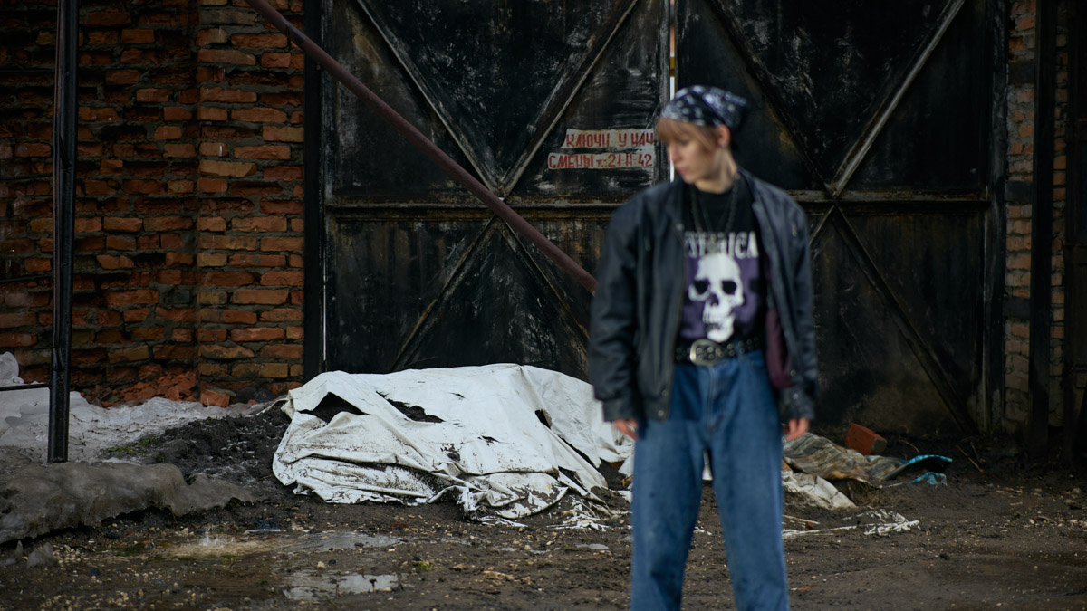 Девяностые стали новым трендом. Вайб эпохи перемен продолжает вдохновлять творческую среду, а улицы Владимира, словно застрявшие в минувшем десятилетии, превратились в идеальные декорации для ностальгических съемок. В качестве примеров «Ключ-Медиа» собрал атмосферные фотопроекты в духе лихого периода.