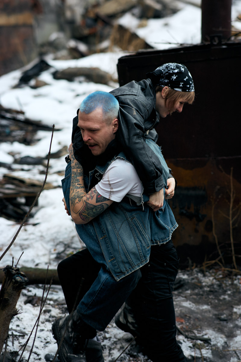 Девяностые стали новым трендом. Вайб эпохи перемен продолжает вдохновлять творческую среду, а улицы Владимира, словно застрявшие в минувшем десятилетии, превратились в идеальные декорации для ностальгических съемок. В качестве примеров «Ключ-Медиа» собрал атмосферные фотопроекты в духе лихого периода.