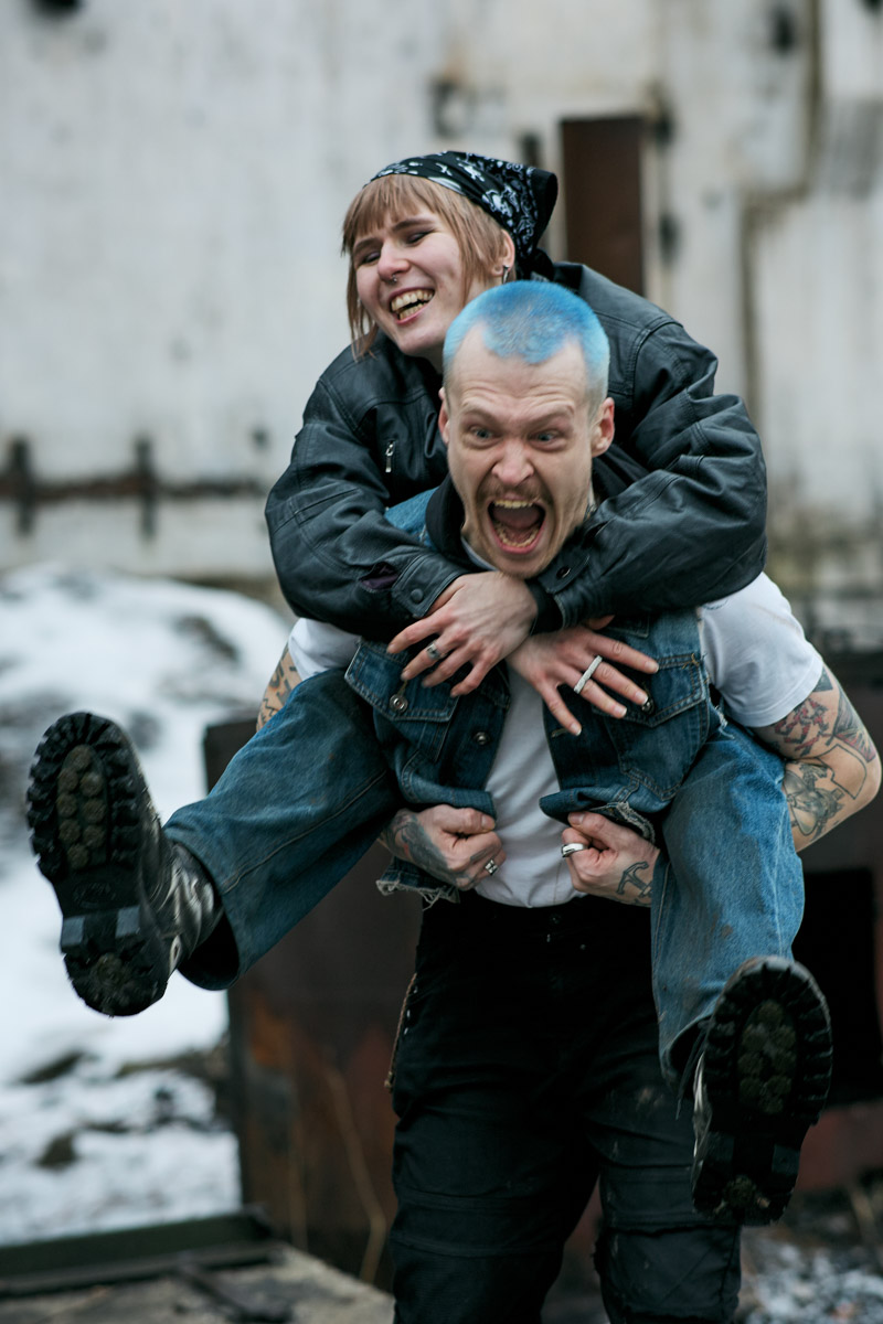 Девяностые стали новым трендом. Вайб эпохи перемен продолжает вдохновлять творческую среду, а улицы Владимира, словно застрявшие в минувшем десятилетии, превратились в идеальные декорации для ностальгических съемок. В качестве примеров «Ключ-Медиа» собрал атмосферные фотопроекты в духе лихого периода.