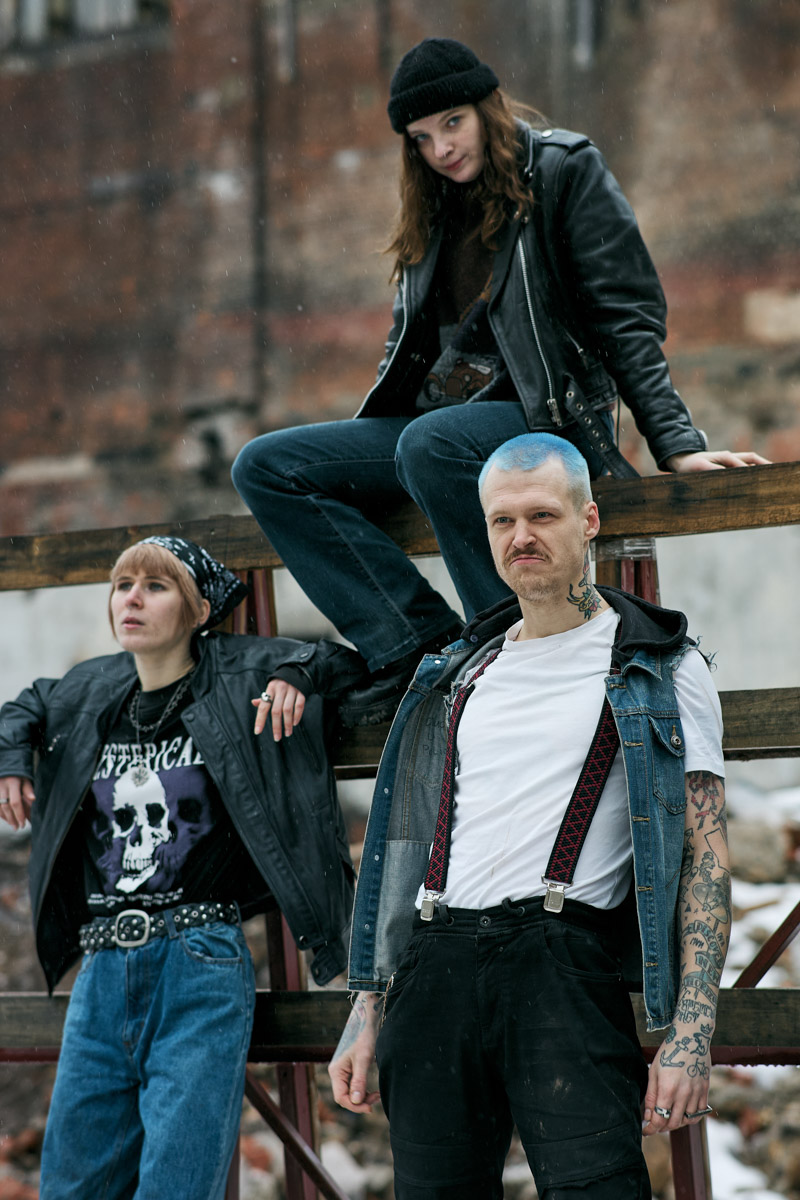 Девяностые стали новым трендом. Вайб эпохи перемен продолжает вдохновлять творческую среду, а улицы Владимира, словно застрявшие в минувшем десятилетии, превратились в идеальные декорации для ностальгических съемок. В качестве примеров «Ключ-Медиа» собрал атмосферные фотопроекты в духе лихого периода.