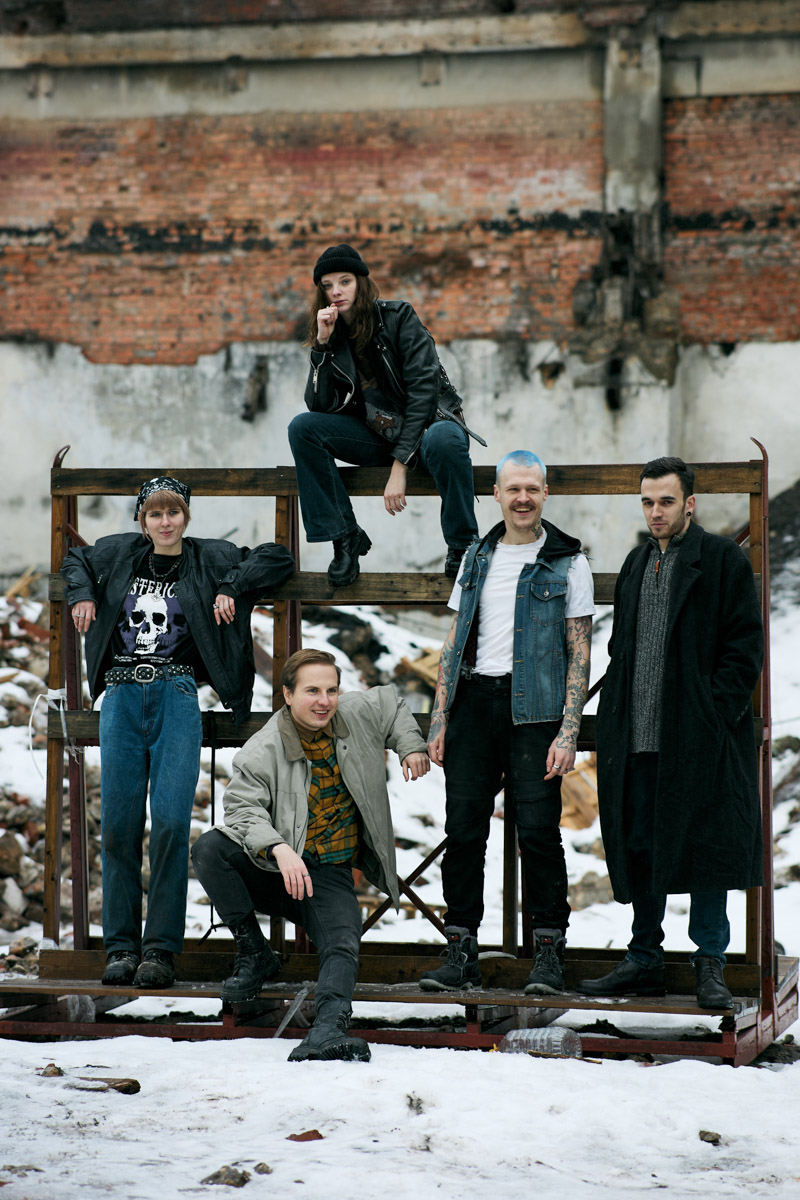 Девяностые стали новым трендом. Вайб эпохи перемен продолжает вдохновлять творческую среду, а улицы Владимира, словно застрявшие в минувшем десятилетии, превратились в идеальные декорации для ностальгических съемок. В качестве примеров «Ключ-Медиа» собрал атмосферные фотопроекты в духе лихого периода.