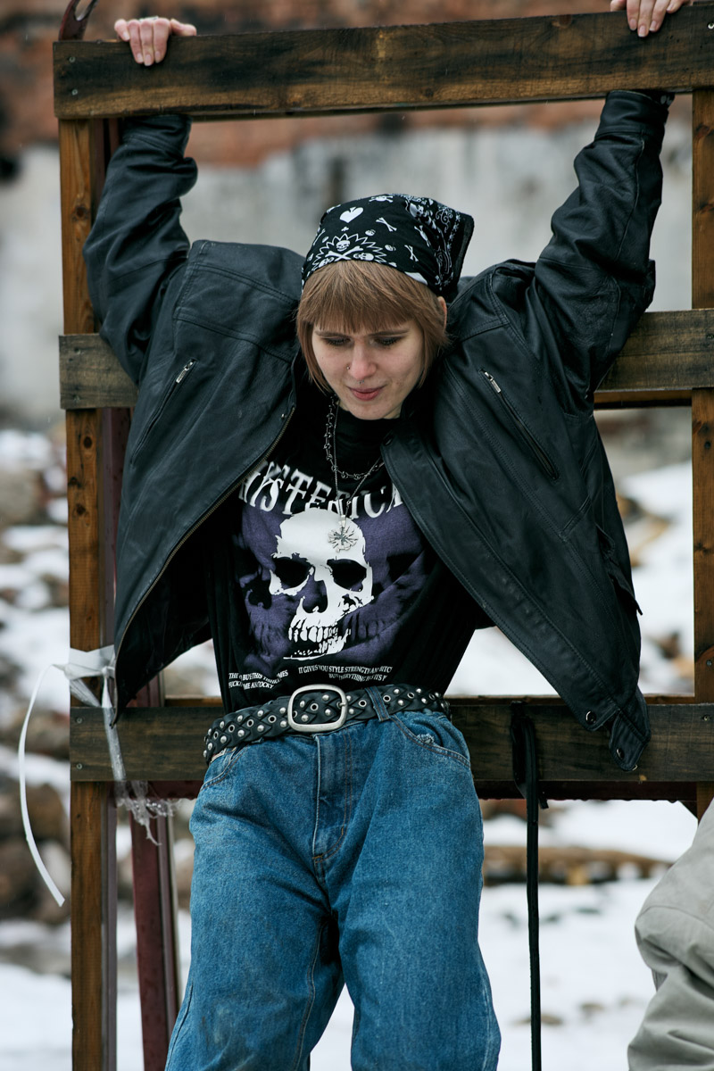 Девяностые стали новым трендом. Вайб эпохи перемен продолжает вдохновлять творческую среду, а улицы Владимира, словно застрявшие в минувшем десятилетии, превратились в идеальные декорации для ностальгических съемок. В качестве примеров «Ключ-Медиа» собрал атмосферные фотопроекты в духе лихого периода.