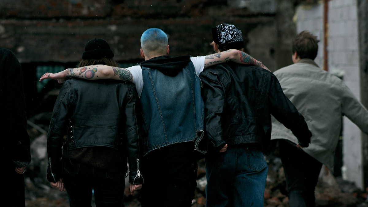 Девяностые стали новым трендом. Вайб эпохи перемен продолжает вдохновлять творческую среду, а улицы Владимира, словно застрявшие в минувшем десятилетии, превратились в идеальные декорации для ностальгических съемок. В качестве примеров «Ключ-Медиа» собрал атмосферные фотопроекты в духе лихого периода.