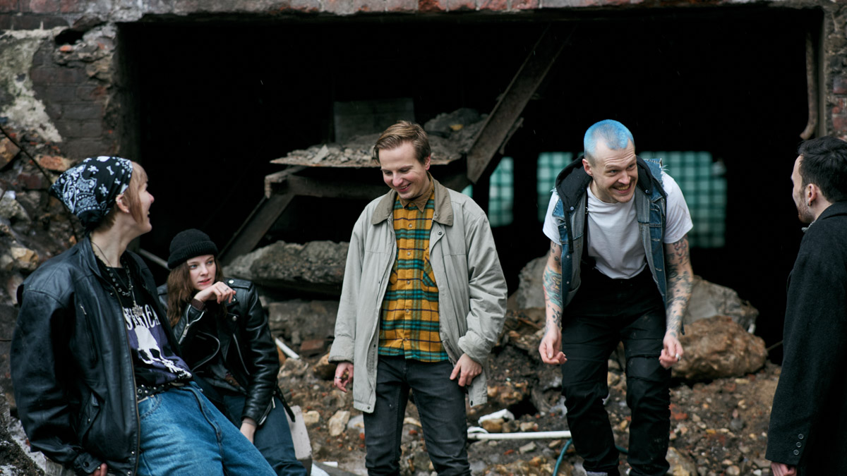 Девяностые стали новым трендом. Вайб эпохи перемен продолжает вдохновлять творческую среду, а улицы Владимира, словно застрявшие в минувшем десятилетии, превратились в идеальные декорации для ностальгических съемок. В качестве примеров «Ключ-Медиа» собрал атмосферные фотопроекты в духе лихого периода.