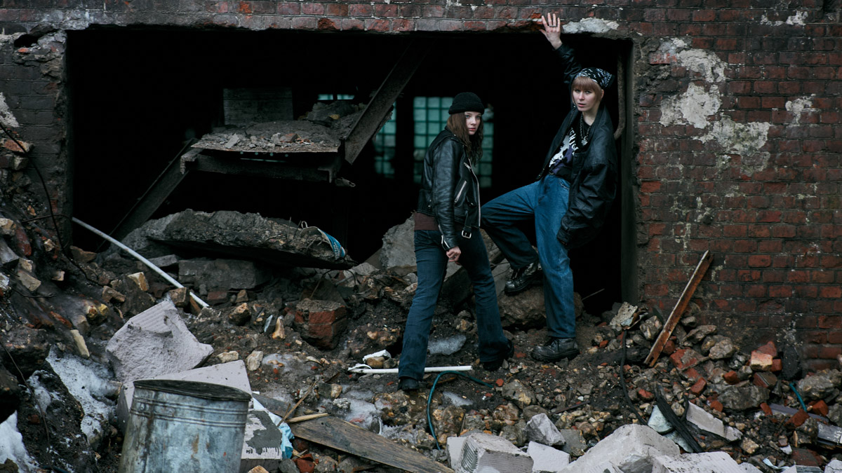 Девяностые стали новым трендом. Вайб эпохи перемен продолжает вдохновлять творческую среду, а улицы Владимира, словно застрявшие в минувшем десятилетии, превратились в идеальные декорации для ностальгических съемок. В качестве примеров «Ключ-Медиа» собрал атмосферные фотопроекты в духе лихого периода.