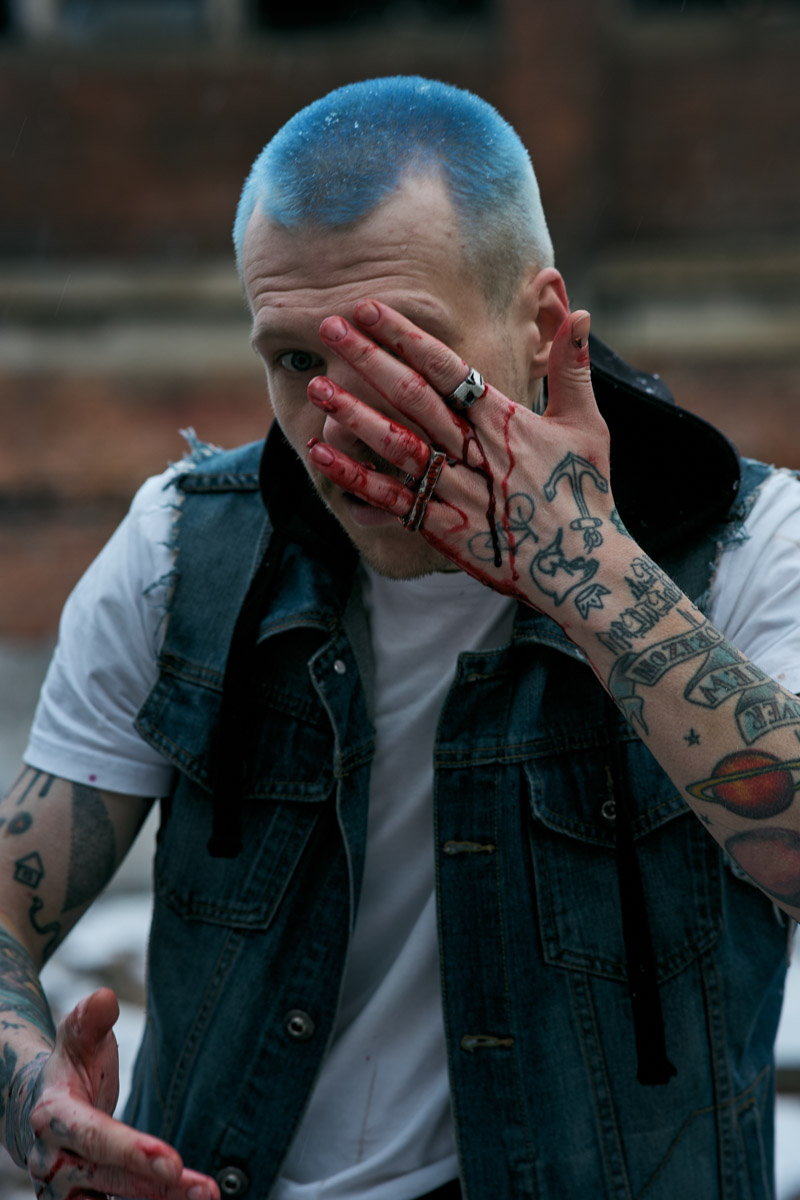 Девяностые стали новым трендом. Вайб эпохи перемен продолжает вдохновлять творческую среду, а улицы Владимира, словно застрявшие в минувшем десятилетии, превратились в идеальные декорации для ностальгических съемок. В качестве примеров «Ключ-Медиа» собрал атмосферные фотопроекты в духе лихого периода.