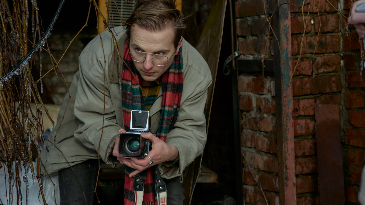 Девяностые стали новым трендом. Вайб эпохи перемен продолжает вдохновлять творческую среду, а улицы Владимира, словно застрявшие в минувшем десятилетии, превратились в идеальные декорации для ностальгических съемок. В качестве примеров «Ключ-Медиа» собрал атмосферные фотопроекты в духе лихого периода.