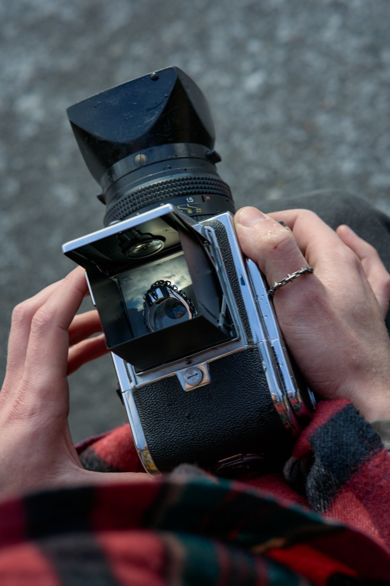 Девяностые стали новым трендом. Вайб эпохи перемен продолжает вдохновлять творческую среду, а улицы Владимира, словно застрявшие в минувшем десятилетии, превратились в идеальные декорации для ностальгических съемок. В качестве примеров «Ключ-Медиа» собрал атмосферные фотопроекты в духе лихого периода.