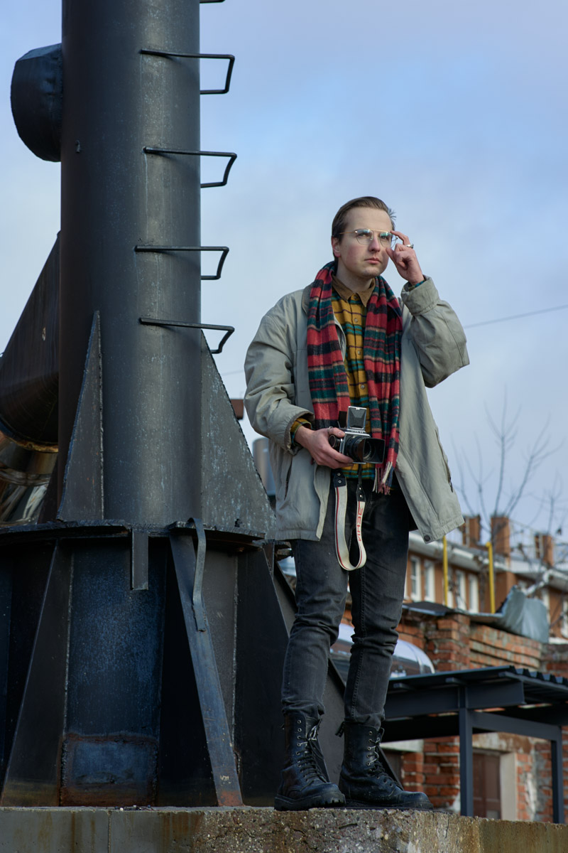 Девяностые стали новым трендом. Вайб эпохи перемен продолжает вдохновлять творческую среду, а улицы Владимира, словно застрявшие в минувшем десятилетии, превратились в идеальные декорации для ностальгических съемок. В качестве примеров «Ключ-Медиа» собрал атмосферные фотопроекты в духе лихого периода.