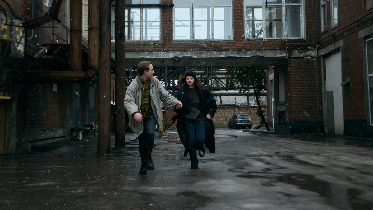 Девяностые стали новым трендом. Вайб эпохи перемен продолжает вдохновлять творческую среду, а улицы Владимира, словно застрявшие в минувшем десятилетии, превратились в идеальные декорации для ностальгических съемок. В качестве примеров «Ключ-Медиа» собрал атмосферные фотопроекты в духе лихого периода.