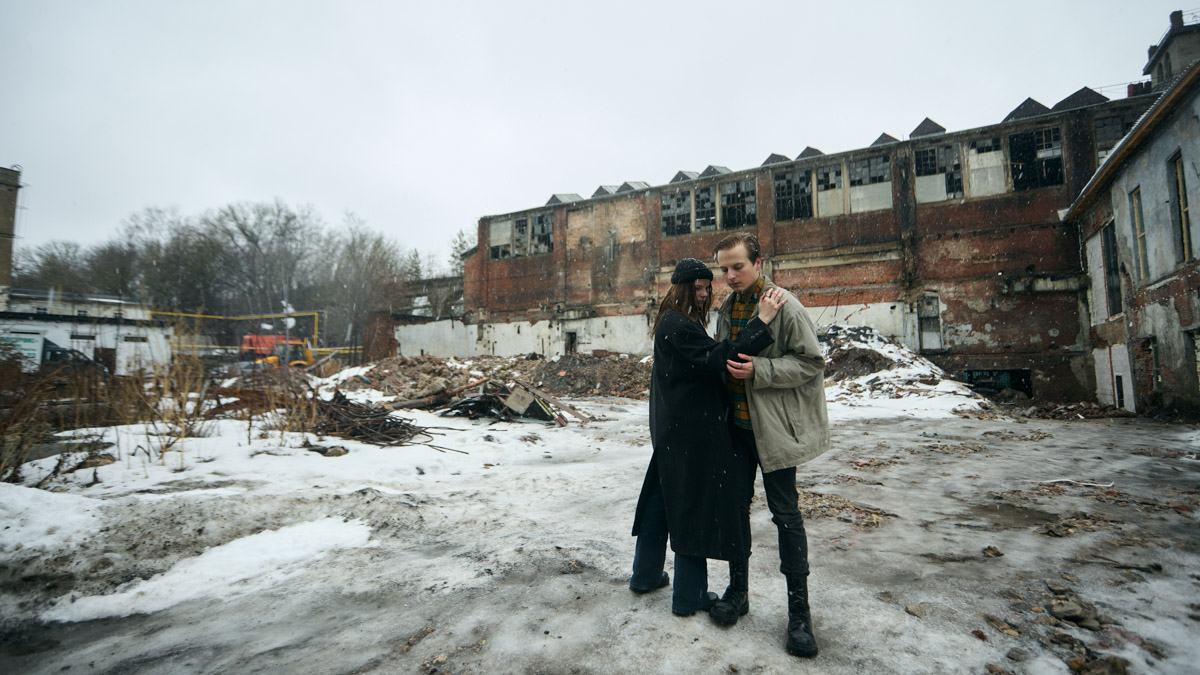 Девяностые стали новым трендом. Вайб эпохи перемен продолжает вдохновлять творческую среду, а улицы Владимира, словно застрявшие в минувшем десятилетии, превратились в идеальные декорации для ностальгических съемок. В качестве примеров «Ключ-Медиа» собрал атмосферные фотопроекты в духе лихого периода.