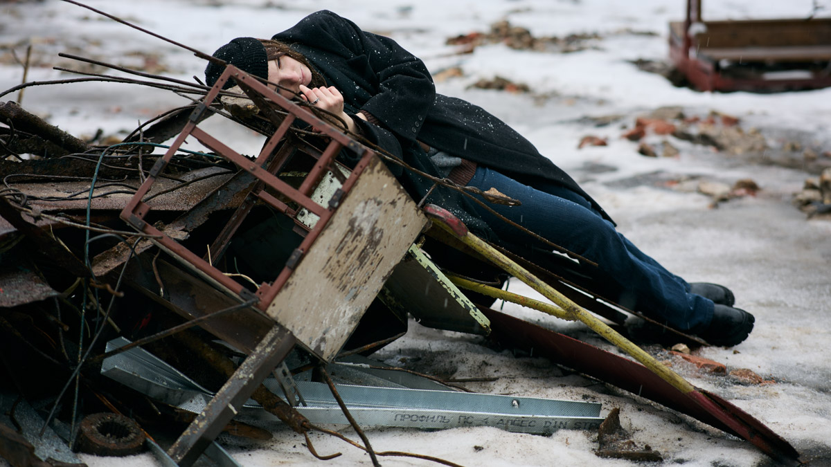 Девяностые стали новым трендом. Вайб эпохи перемен продолжает вдохновлять творческую среду, а улицы Владимира, словно застрявшие в минувшем десятилетии, превратились в идеальные декорации для ностальгических съемок. В качестве примеров «Ключ-Медиа» собрал атмосферные фотопроекты в духе лихого периода.