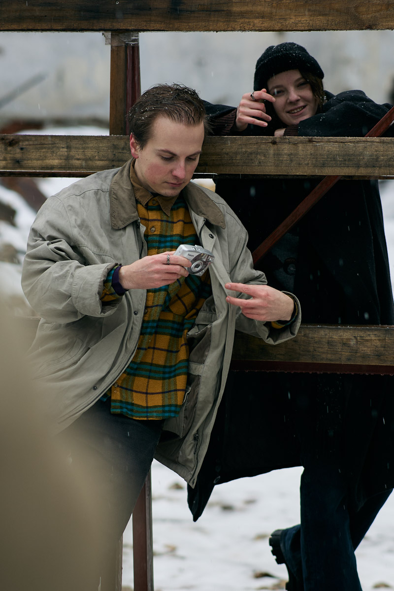 Девяностые стали новым трендом. Вайб эпохи перемен продолжает вдохновлять творческую среду, а улицы Владимира, словно застрявшие в минувшем десятилетии, превратились в идеальные декорации для ностальгических съемок. В качестве примеров «Ключ-Медиа» собрал атмосферные фотопроекты в духе лихого периода.