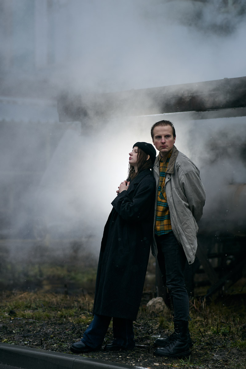 Девяностые стали новым трендом. Вайб эпохи перемен продолжает вдохновлять творческую среду, а улицы Владимира, словно застрявшие в минувшем десятилетии, превратились в идеальные декорации для ностальгических съемок. В качестве примеров «Ключ-Медиа» собрал атмосферные фотопроекты в духе лихого периода.