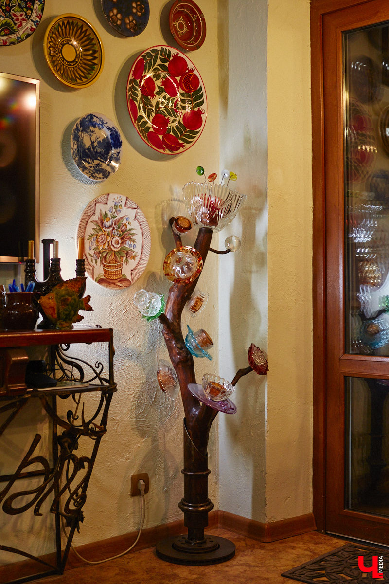 Дом Юлии и Алексея Лобовых ожил: известные галеристы вернулись из Москвы в 33-й регион насовсем. Теперь у владельцев особняка в Пиганове достаточно времени для творчества: интерьер уже начал активно обрастать новыми дизайнерскими вещами. Самые интересные работы «Ключ-Медиа» рассмотрел в компании гостеприимной хозяйки.