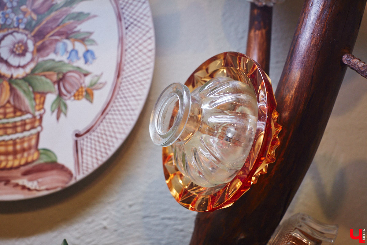 Дом Юлии и Алексея Лобовых ожил: известные галеристы вернулись из Москвы в 33-й регион насовсем. Теперь у владельцев особняка в Пиганове достаточно времени для творчества: интерьер уже начал активно обрастать новыми дизайнерскими вещами. Самые интересные работы «Ключ-Медиа» рассмотрел в компании гостеприимной хозяйки.