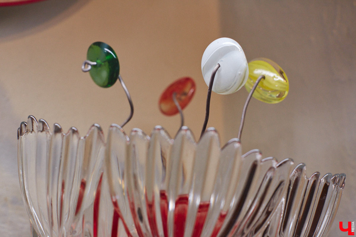 Дом Юлии и Алексея Лобовых ожил: известные галеристы вернулись из Москвы в 33-й регион насовсем. Теперь у владельцев особняка в Пиганове достаточно времени для творчества: интерьер уже начал активно обрастать новыми дизайнерскими вещами. Самые интересные работы «Ключ-Медиа» рассмотрел в компании гостеприимной хозяйки.