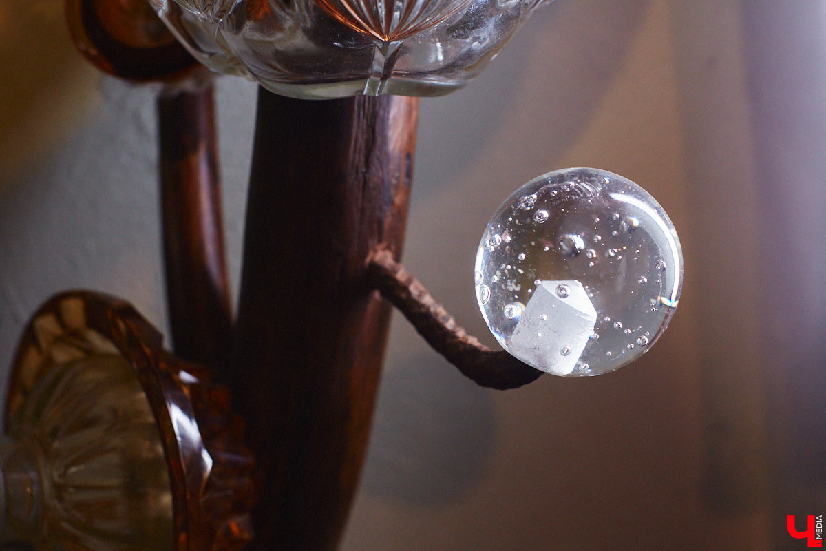 Дом Юлии и Алексея Лобовых ожил: известные галеристы вернулись из Москвы в 33-й регион насовсем. Теперь у владельцев особняка в Пиганове достаточно времени для творчества: интерьер уже начал активно обрастать новыми дизайнерскими вещами. Самые интересные работы «Ключ-Медиа» рассмотрел в компании гостеприимной хозяйки.