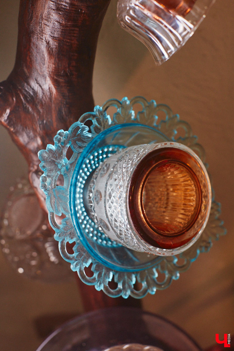 Дом Юлии и Алексея Лобовых ожил: известные галеристы вернулись из Москвы в 33-й регион насовсем. Теперь у владельцев особняка в Пиганове достаточно времени для творчества: интерьер уже начал активно обрастать новыми дизайнерскими вещами. Самые интересные работы «Ключ-Медиа» рассмотрел в компании гостеприимной хозяйки.