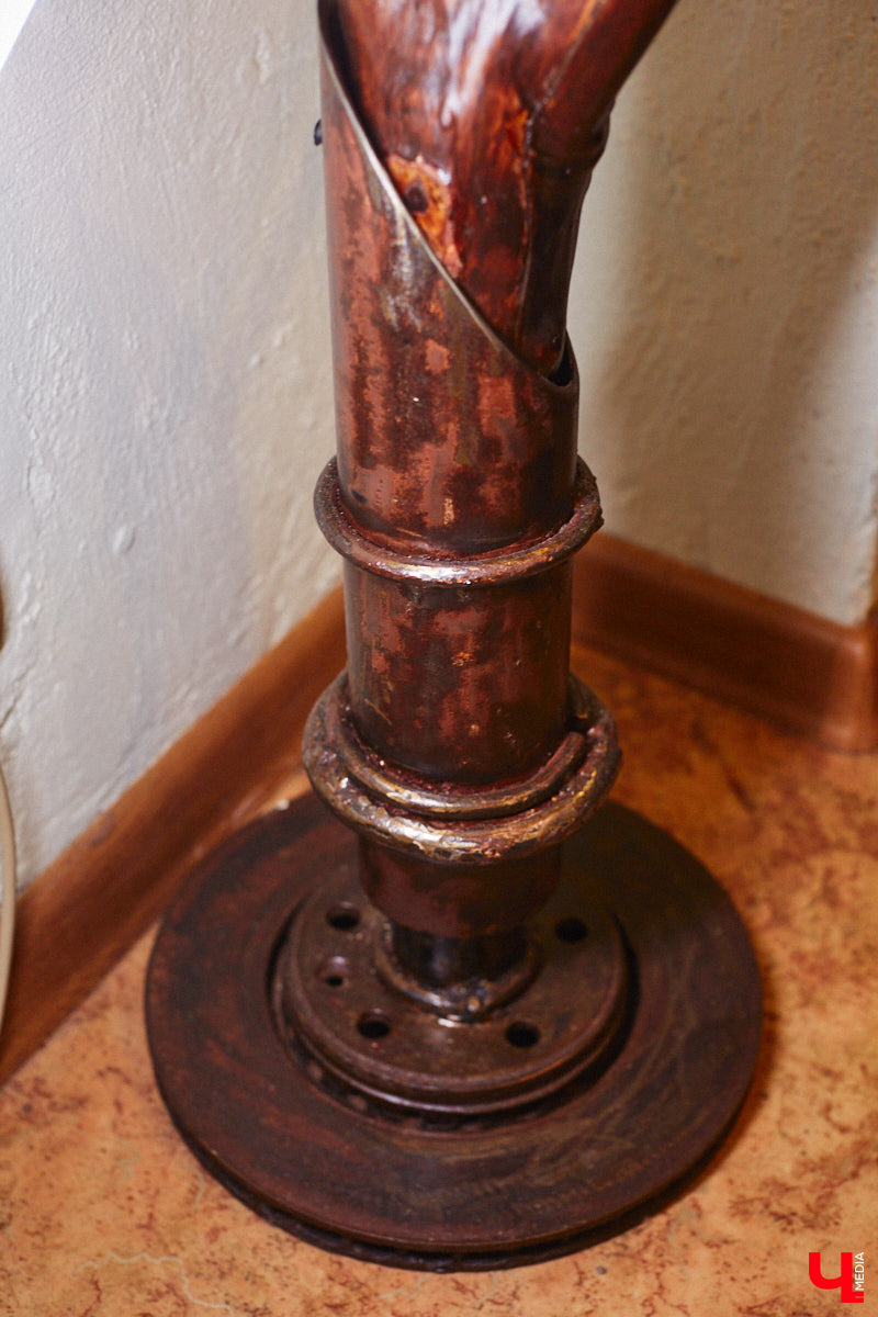 Дом Юлии и Алексея Лобовых ожил: известные галеристы вернулись из Москвы в 33-й регион насовсем. Теперь у владельцев особняка в Пиганове достаточно времени для творчества: интерьер уже начал активно обрастать новыми дизайнерскими вещами. Самые интересные работы «Ключ-Медиа» рассмотрел в компании гостеприимной хозяйки.