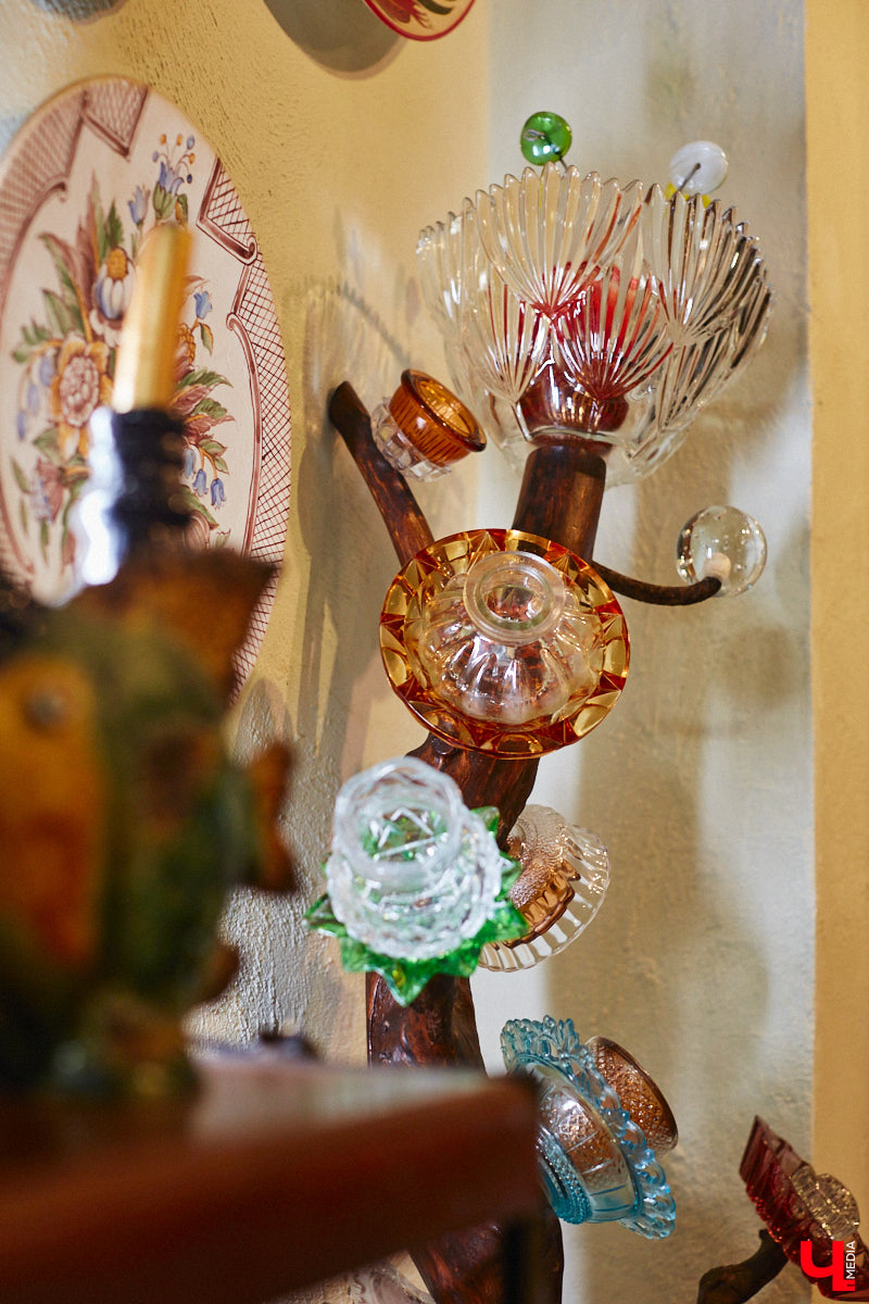 Дом Юлии и Алексея Лобовых ожил: известные галеристы вернулись из Москвы в 33-й регион насовсем. Теперь у владельцев особняка в Пиганове достаточно времени для творчества: интерьер уже начал активно обрастать новыми дизайнерскими вещами. Самые интересные работы «Ключ-Медиа» рассмотрел в компании гостеприимной хозяйки.