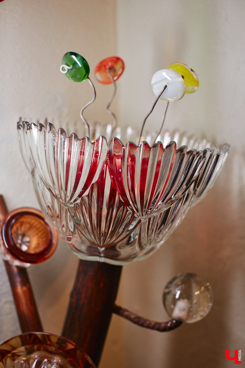 Дом Юлии и Алексея Лобовых ожил: известные галеристы вернулись из Москвы в 33-й регион насовсем. Теперь у владельцев особняка в Пиганове достаточно времени для творчества: интерьер уже начал активно обрастать новыми дизайнерскими вещами. Самые интересные работы «Ключ-Медиа» рассмотрел в компании гостеприимной хозяйки.