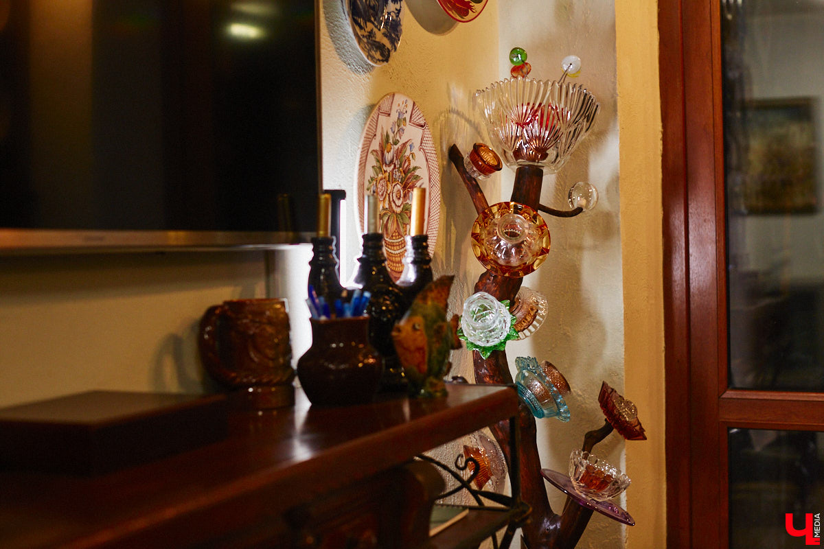 Дом Юлии и Алексея Лобовых ожил: известные галеристы вернулись из Москвы в 33-й регион насовсем. Теперь у владельцев особняка в Пиганове достаточно времени для творчества: интерьер уже начал активно обрастать новыми дизайнерскими вещами. Самые интересные работы «Ключ-Медиа» рассмотрел в компании гостеприимной хозяйки.