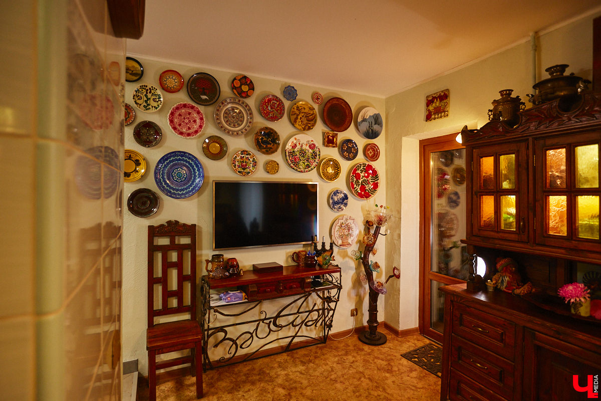 Дом Юлии и Алексея Лобовых ожил: известные галеристы вернулись из Москвы в 33-й регион насовсем. Теперь у владельцев особняка в Пиганове достаточно времени для творчества: интерьер уже начал активно обрастать новыми дизайнерскими вещами. Самые интересные работы «Ключ-Медиа» рассмотрел в компании гостеприимной хозяйки.