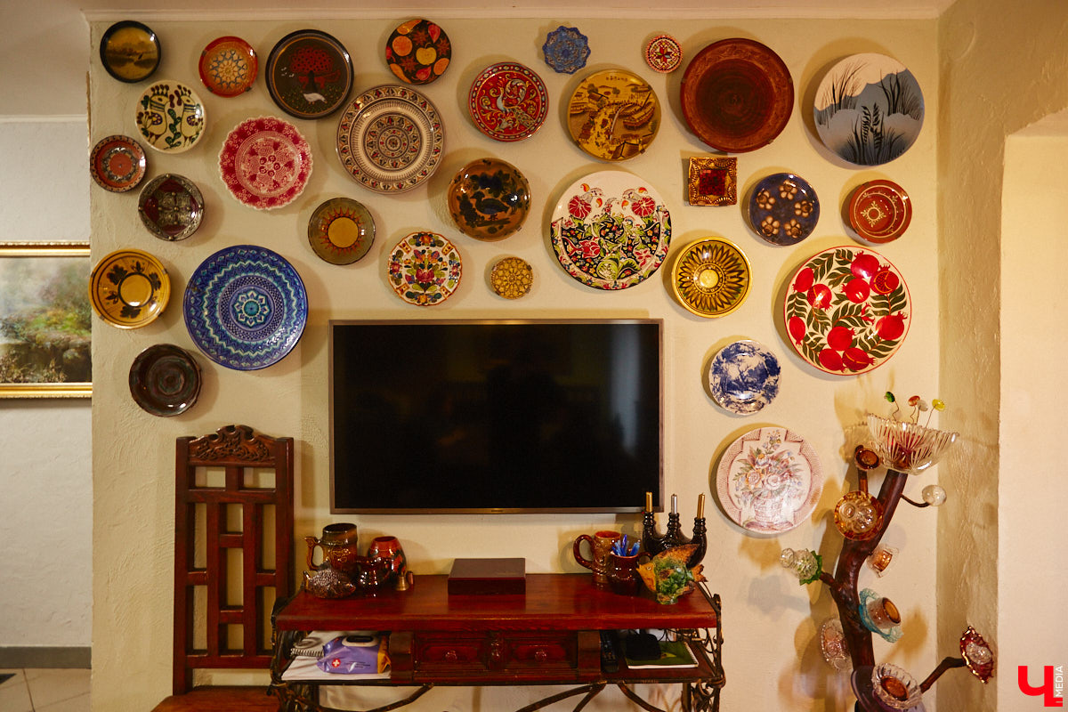 Дом Юлии и Алексея Лобовых ожил: известные галеристы вернулись из Москвы в 33-й регион насовсем. Теперь у владельцев особняка в Пиганове достаточно времени для творчества: интерьер уже начал активно обрастать новыми дизайнерскими вещами. Самые интересные работы «Ключ-Медиа» рассмотрел в компании гостеприимной хозяйки.