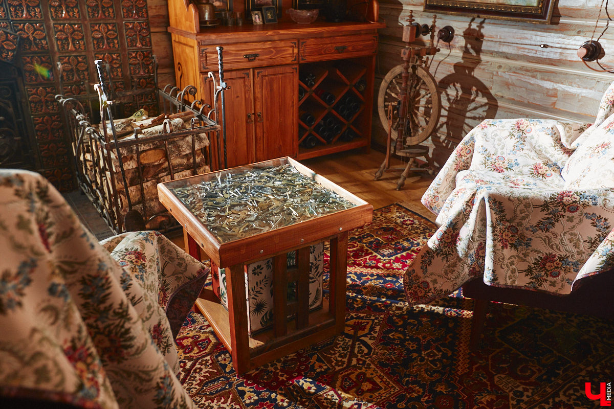 Дом Юлии и Алексея Лобовых ожил: известные галеристы вернулись из Москвы в 33-й регион насовсем. Теперь у владельцев особняка в Пиганове достаточно времени для творчества: интерьер уже начал активно обрастать новыми дизайнерскими вещами. Самые интересные работы «Ключ-Медиа» рассмотрел в компании гостеприимной хозяйки.