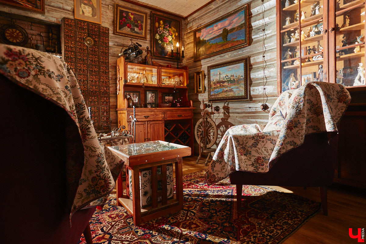 Дом Юлии и Алексея Лобовых ожил: известные галеристы вернулись из Москвы в 33-й регион насовсем. Теперь у владельцев особняка в Пиганове достаточно времени для творчества: интерьер уже начал активно обрастать новыми дизайнерскими вещами. Самые интересные работы «Ключ-Медиа» рассмотрел в компании гостеприимной хозяйки.