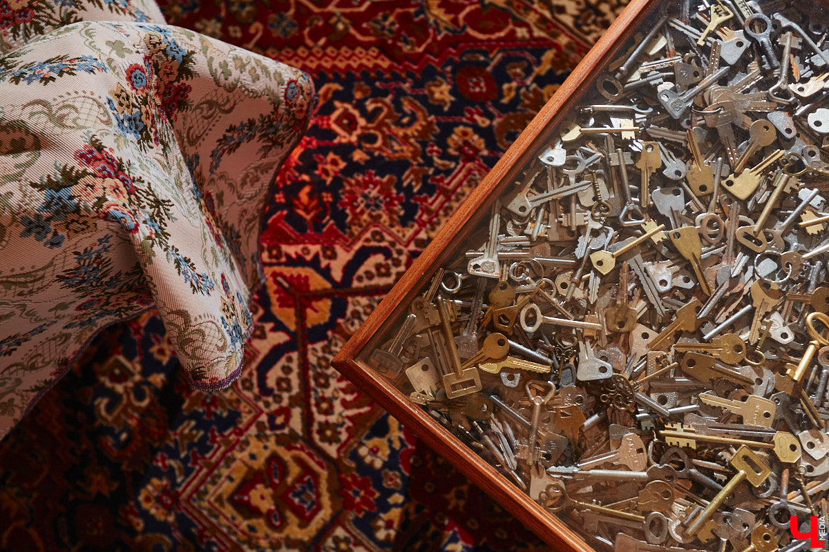 Дом Юлии и Алексея Лобовых ожил: известные галеристы вернулись из Москвы в 33-й регион насовсем. Теперь у владельцев особняка в Пиганове достаточно времени для творчества: интерьер уже начал активно обрастать новыми дизайнерскими вещами. Самые интересные работы «Ключ-Медиа» рассмотрел в компании гостеприимной хозяйки.